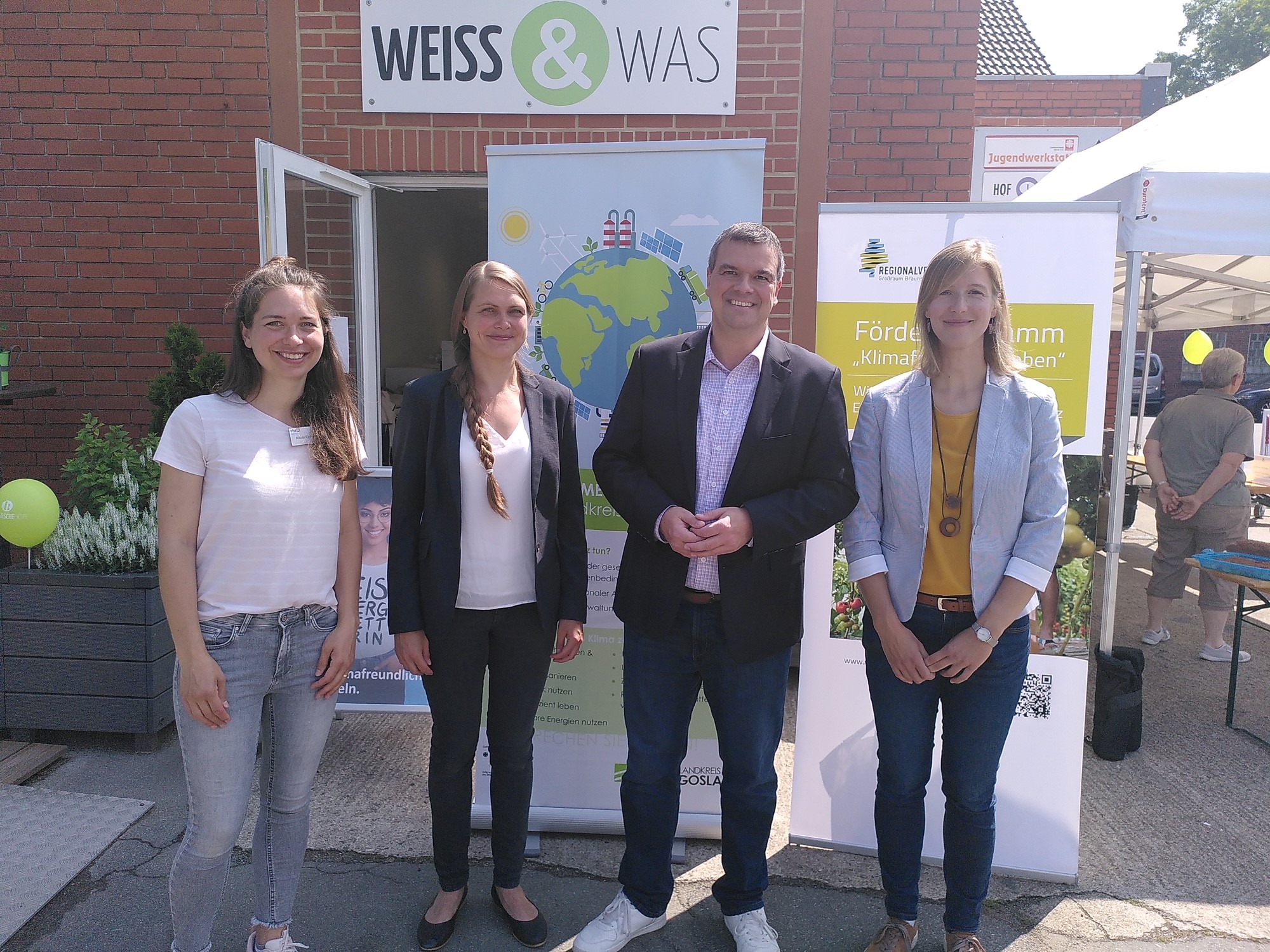 Landrat Dr. Alexander Saipa und Saskia von Steen vom Regionalverband (Fördermittelgeber) mit den Hauptorganisatorinnen Elisa Nestmann (Klimaschutzmanagerin) und Nikola Einhorn (Kvhs)